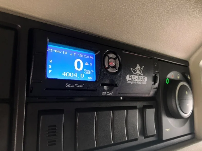 FMD-1000 instalado en el tablero de un camión